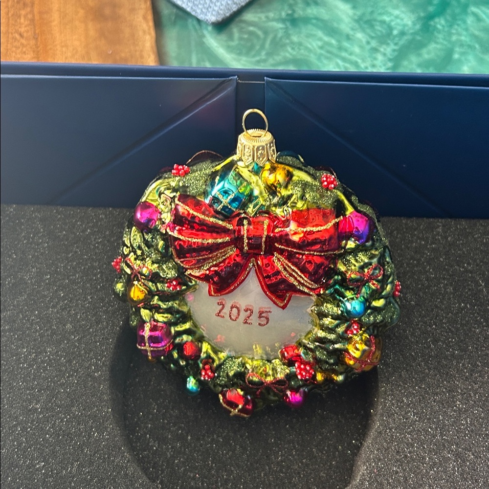 Christmas ornament 2025
handcrafted, mouth-blown European glass wreath, NIB - Picture 4 of 9